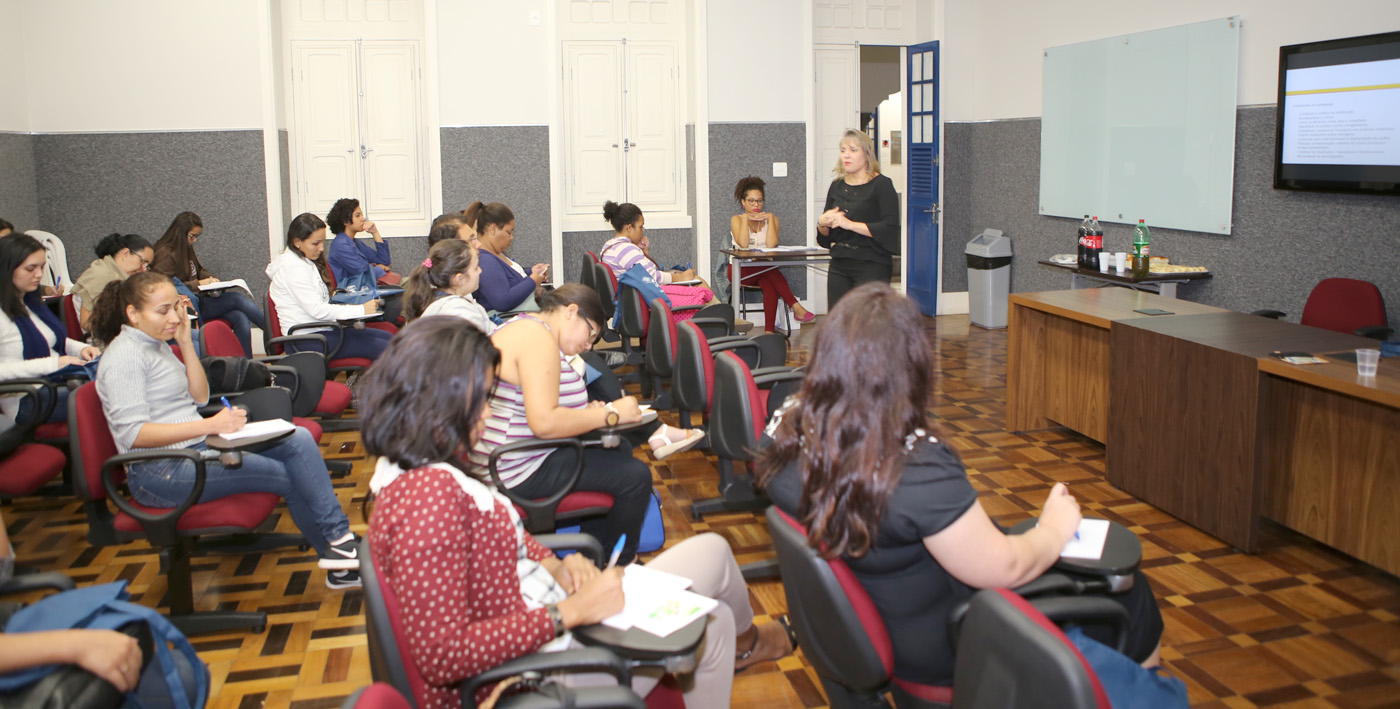 A coordenadora do projeto “Na ponta do lápis”, Naila Mourthé, durante palestra na PUC Minas